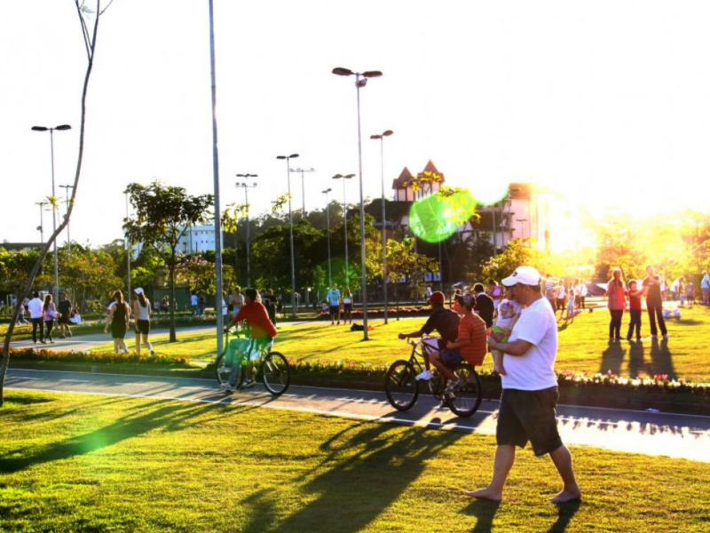 A imagem mostra um dos parques para praticar esportes ao ar livre em Blumenau.