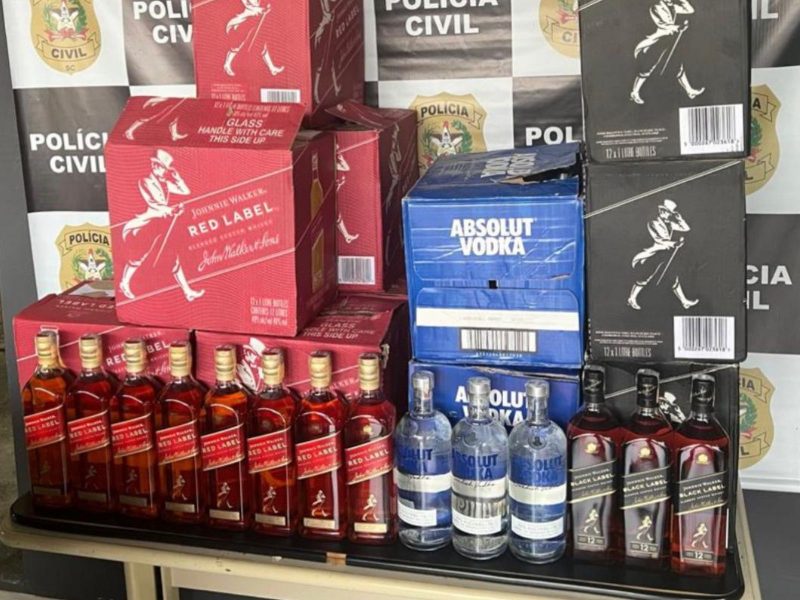A imagem mostra as bebidas adulteradas retiradas da casa noturna.