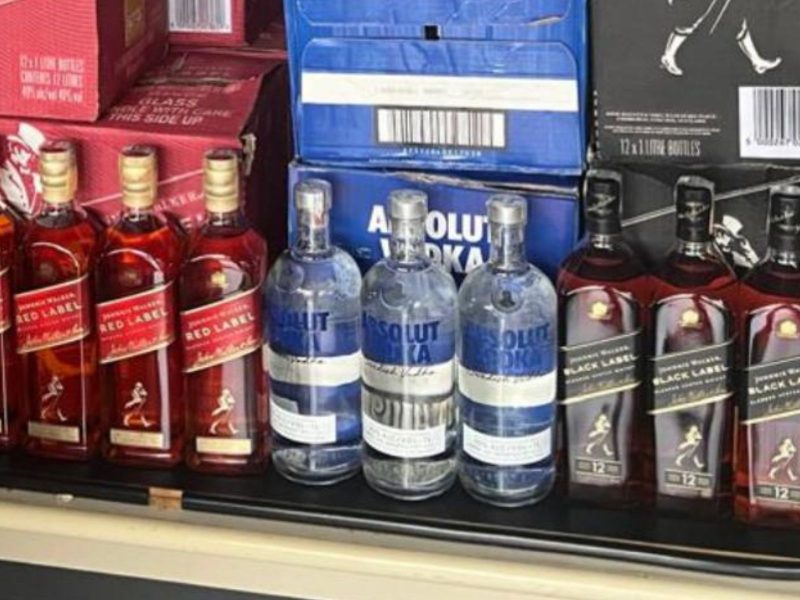 A imagem mostra as bebidas alcoólicas adulteradas.