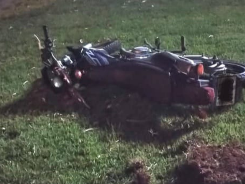 A imagem mostra a moto do motociclista encontrado morto na BR-470.