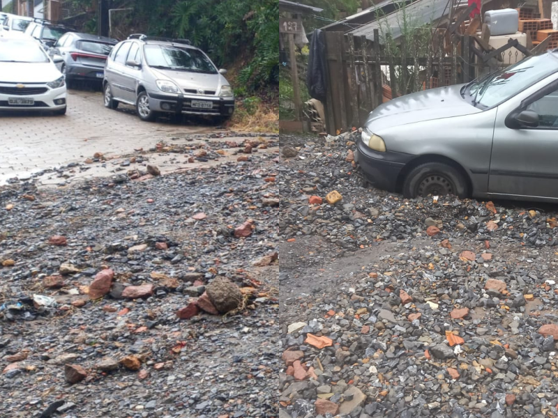 A imagem mostra uma das ruas não pavimentadas que foi prejudicada pela enxurrada.