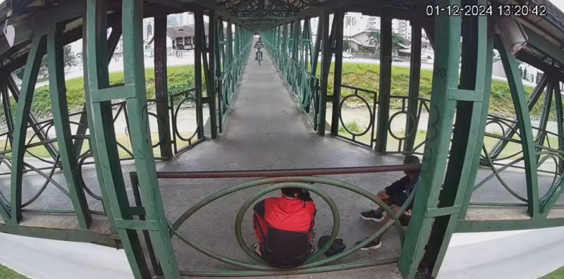 Frame de vídeo mostra momento em que ciclista se aproxima da vítima