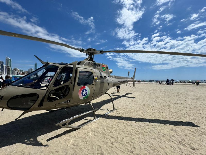 imagem mostra helicóptero na praia de Balneário Camboriú