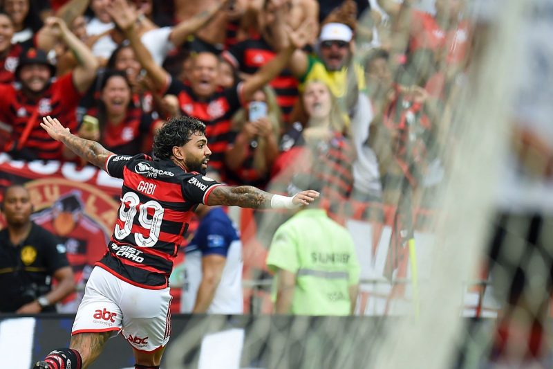 Gabigol corre para comemorar o último gol pelo Flamengo