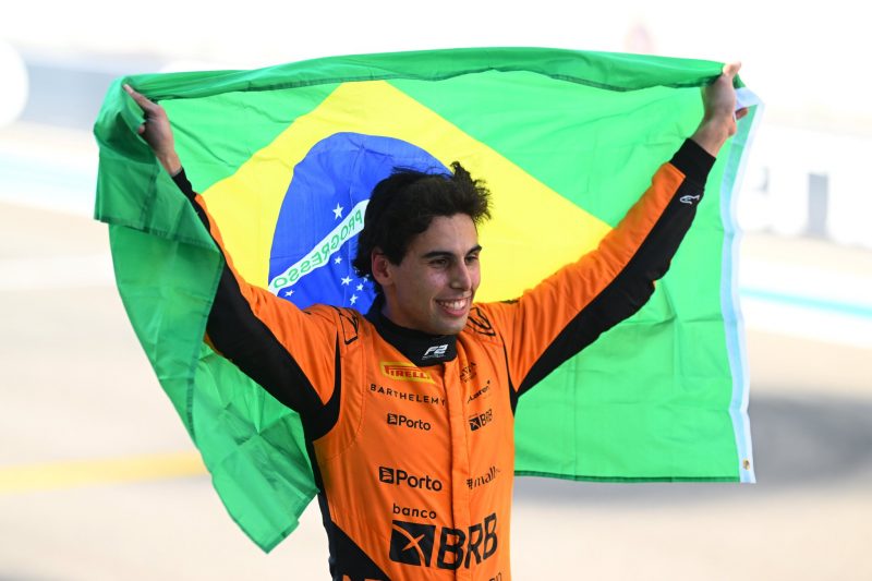 Piloto brasileiro celebrando a conquista com a bandeira do Brasil