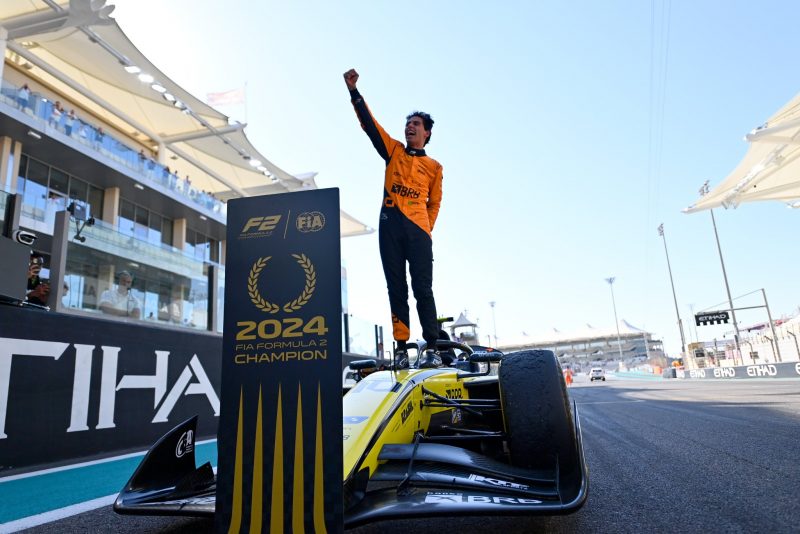 Gabriel Bortoleto celebrando sua conquista da F2 em cima de seu carro