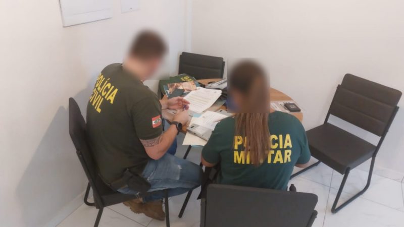 Foto mostra policiais do Gaeco na operação