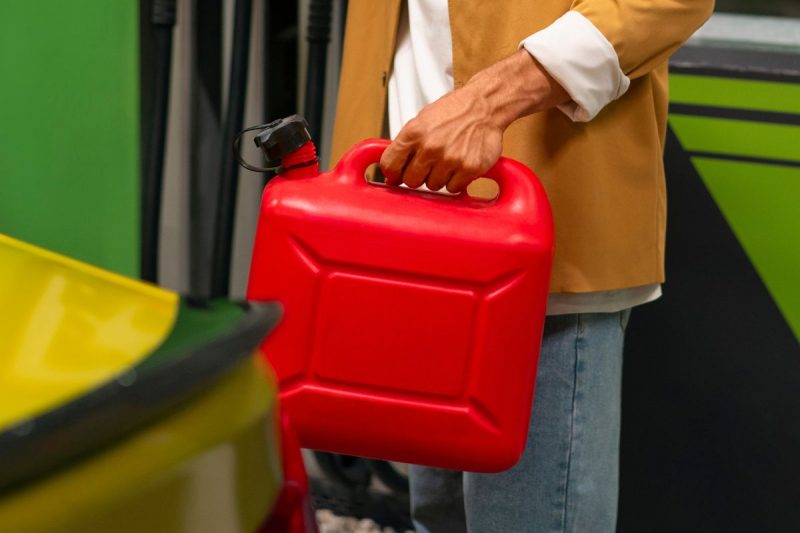 Sem gasolina, criminosos retornam para abastecer carro furtado e são presos em Chapecó