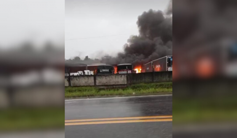 Motoristas que passavam pelo local registraram incêndio em empresa em Garuva, no Norte de Santa Catarina - Foto: Reprodução/ND