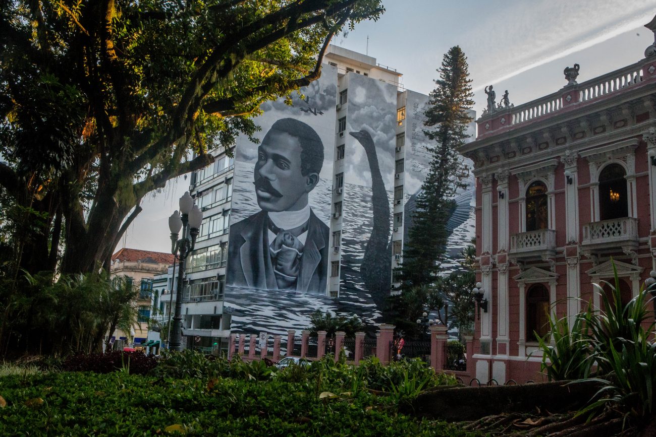 Mural em homenagem ao poeta Cruz e Sousa; imagem precisou ser apagada para reparos no prédio - Flavio Tin/arquivo/ND