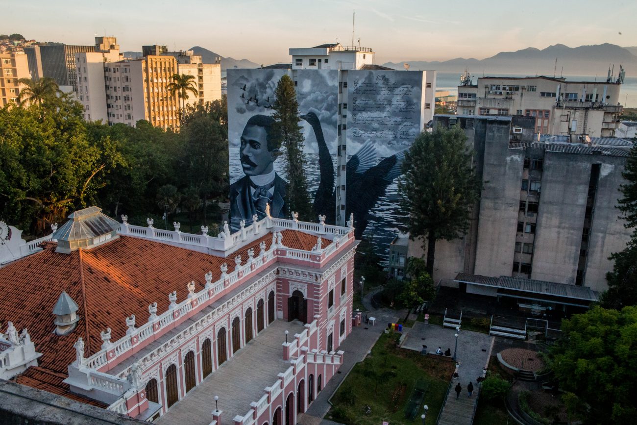 Imagem do poeta Cruz e Sousa, em prédio localizado em frente a Praça XV - Flavio Tin/arquivo/ND