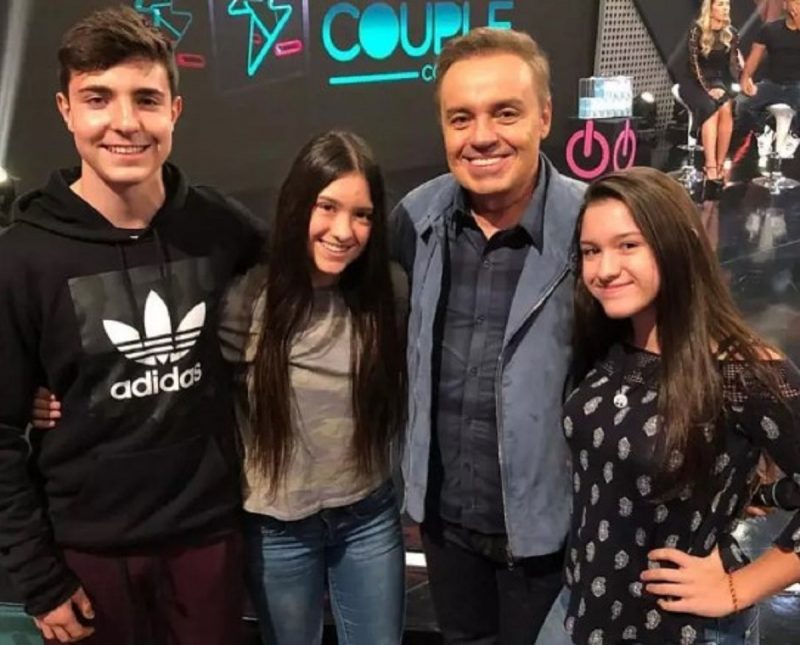 na foto aparecem Gugu Liberato e os filhos João Augusto Liberato, Sofia e Marina