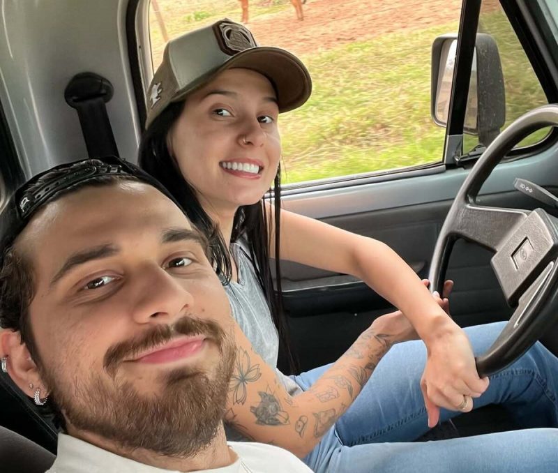 Ana Castela e Gustavo Mioto em um carro