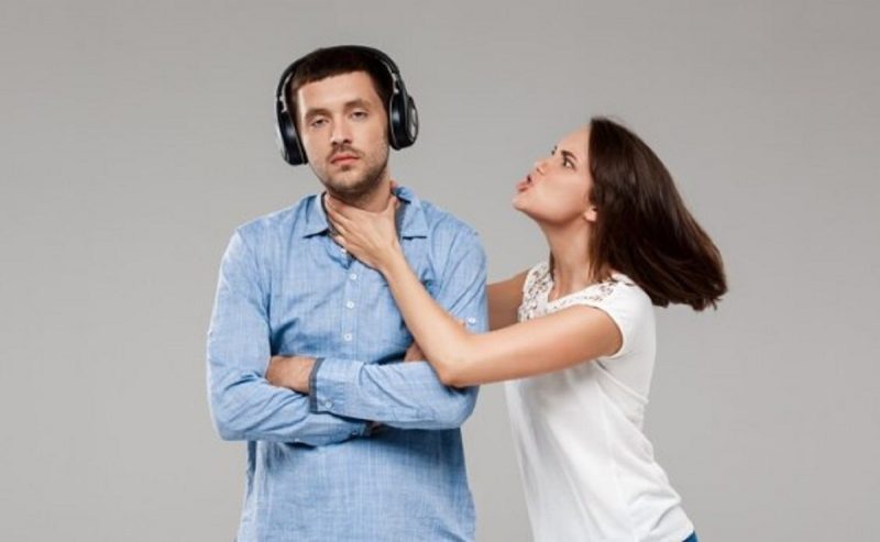 na imagem aparece um homem é egocêntrico e uma mulher falando com ele