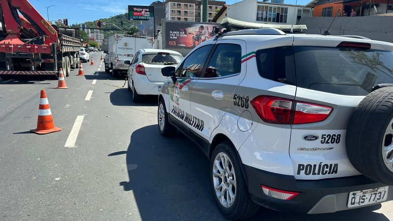 Foto mostra onde homem foi encontrado morto dentro do carro