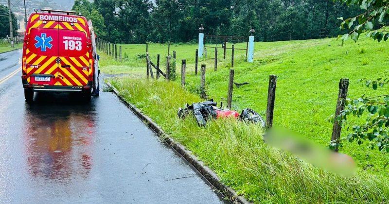 Homem morre após cair da garupa de motocicleta em SC