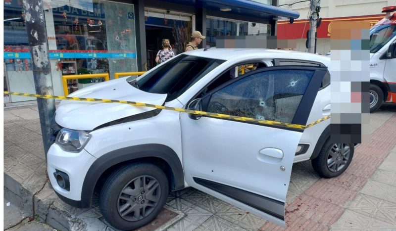 Homem é atingido por tiros dentro de carro em Barreiros, São José 