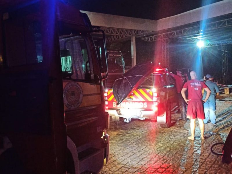 bombeiros foram chamados para resgatar um homem que caiu dentro do rio, nesta terça-feira 