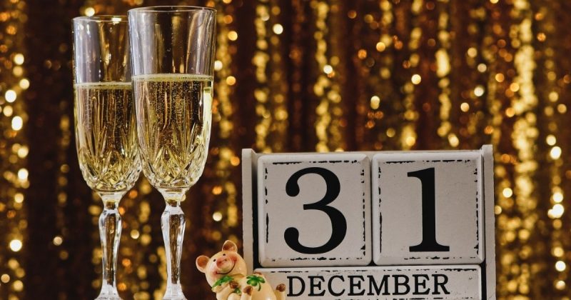 Taças de champanhe e calendário de 31 de dezembro; ideias originais para celebrar o Ano Novo