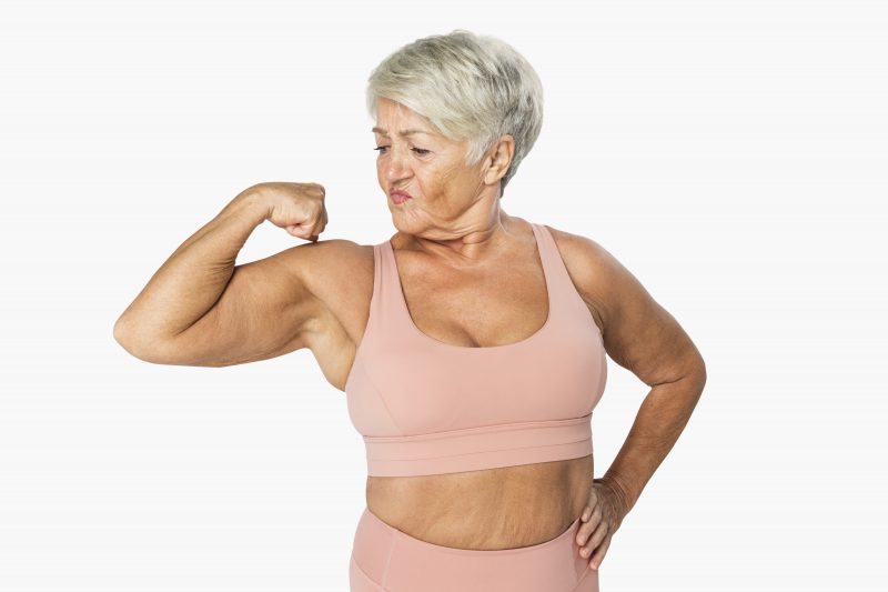 Mulher com mais de 50 anos musculosa 