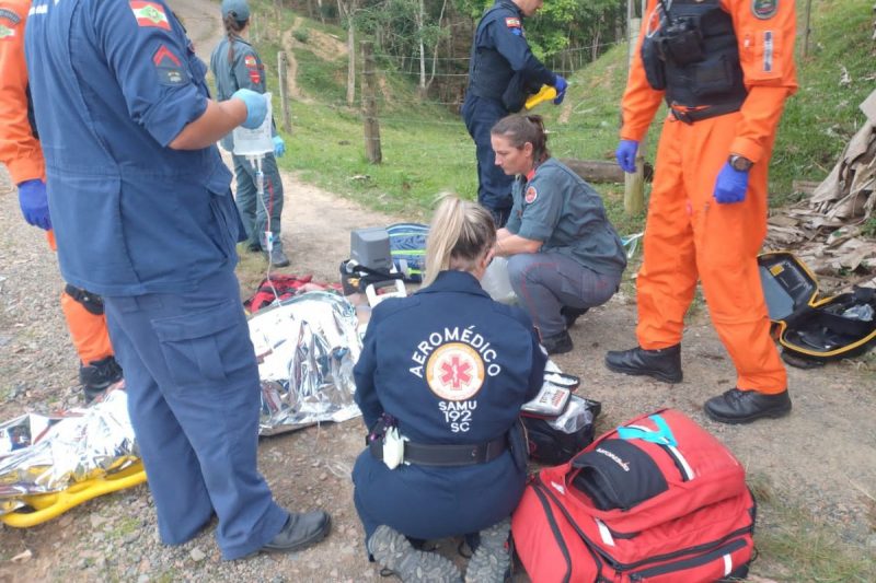 Idoso morreu afogado após perder o controle do carro e cair em uma lagoa