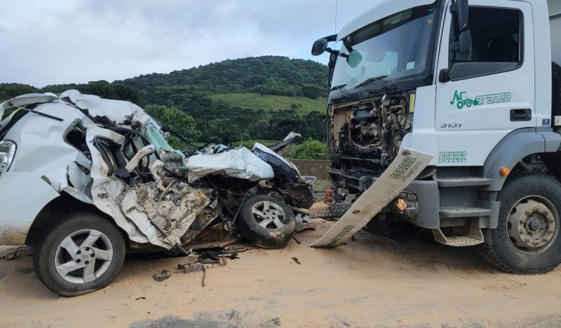 Idoso morre após batida de frente com caminhão na BR-116, em Lages, foto mostra carro com frente completamente destruída enquanto caminhão tem para-choque estragado