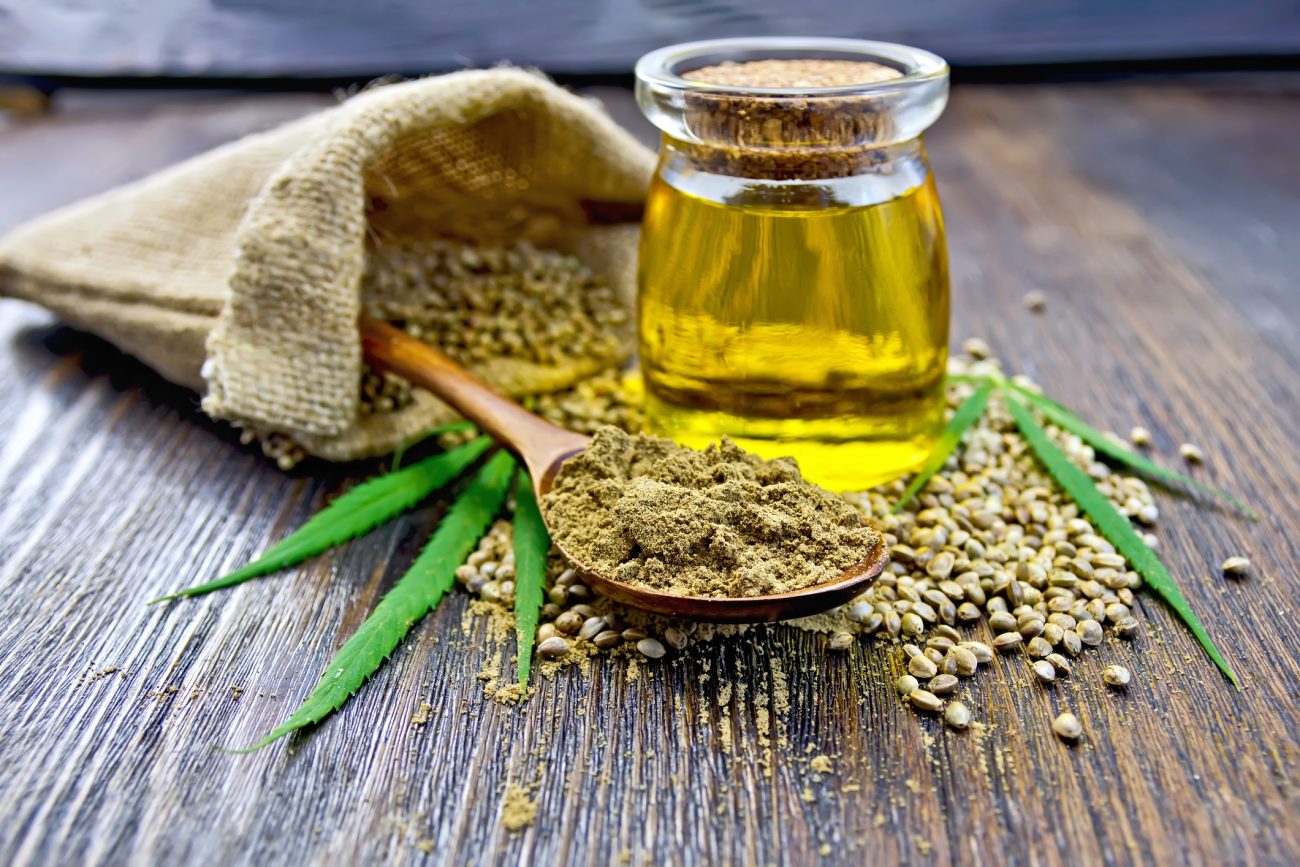 Produtos vindos de cannabis em cima de mesa