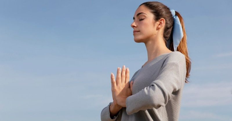 Pessoa fazendo Yoga para fortalecer o sistema imunológico