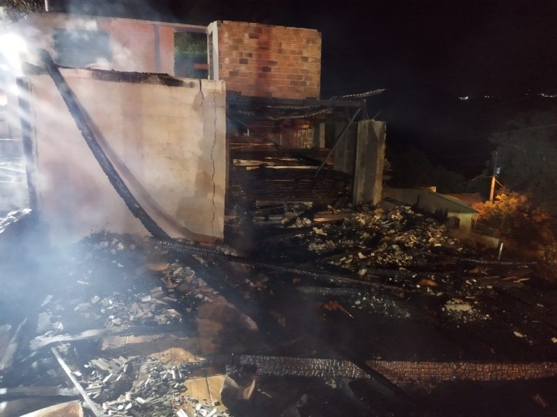 A casa foi incendiada na madrugada desta sexta-feira (6).