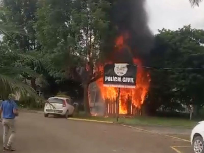 A imagem mostra o incêndio destruiu a Casa do Papai Noel