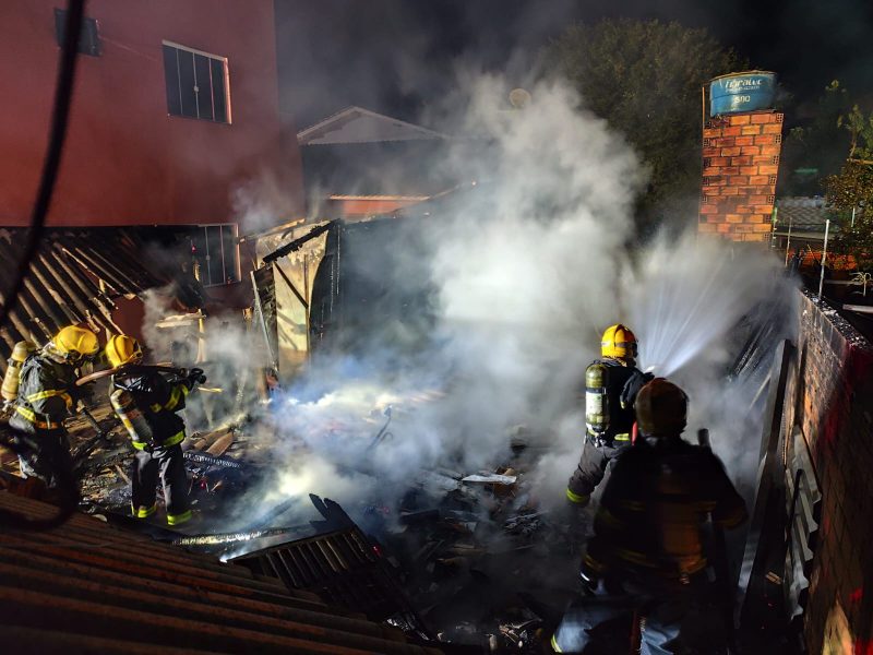 Um incêndio de grandes proporções destruiu uma casa em Chapecó.