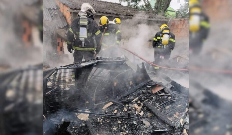 Incêndio destrói residência no bairro Flor de Nápolis, em São José