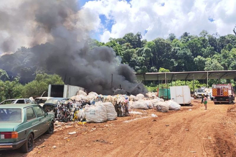 Incêndio destrói barracão de associação de materiais recicláveis em Chapecó