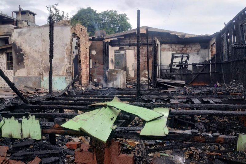 casa destruída por incêndio em chapecó