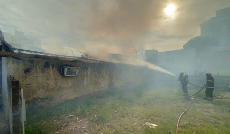 Incêndio destruiu casa no bairro Barreiros, em São José