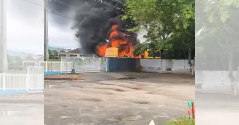 Ônibus e micro-ônibus pegam fogo em frente a escola em SC 