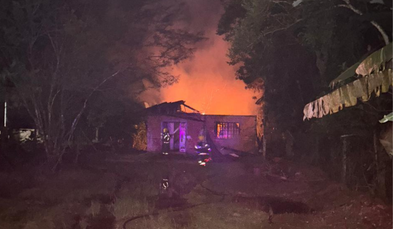 Incêndio destrói residência no bairro Garuva Acima, na Estrada Colonial Otto Roeder