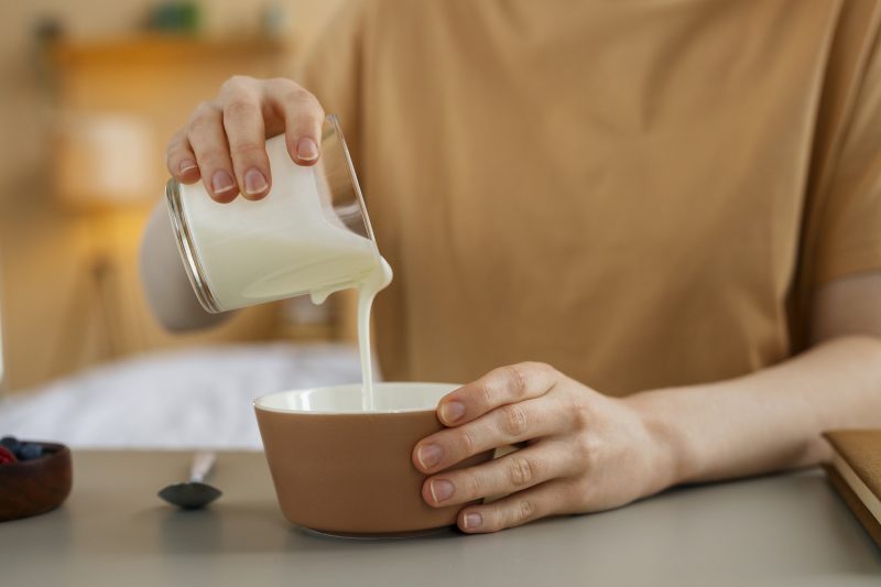 Imagem mostra o iogurte natural, melhor alimento para o lanche da tarde