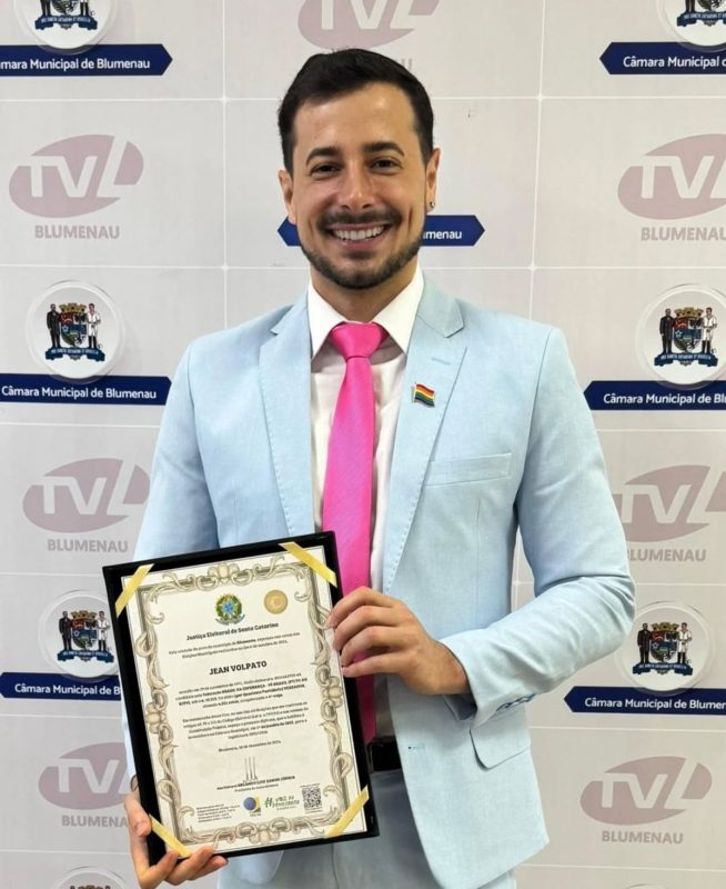 Gêmeo de vereador com diplomação recebida em Blumenau