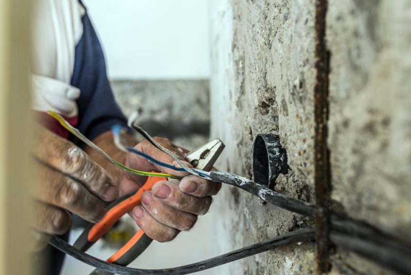 Choques elétricos: descubra como socorrer a vítima de forma rápida e segura
