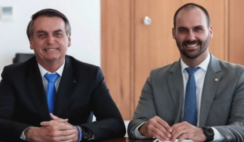 Eduardo Bolsonaro e Jair Bolsonaro sorrindo