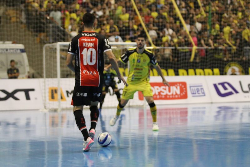 Jaraguá vence clássico contra o JEC Futsal e sai na frente na decisão do Estadual