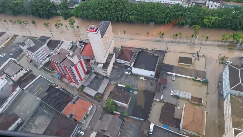 Chuvas em Santa Catarina deixam pontos alagados 