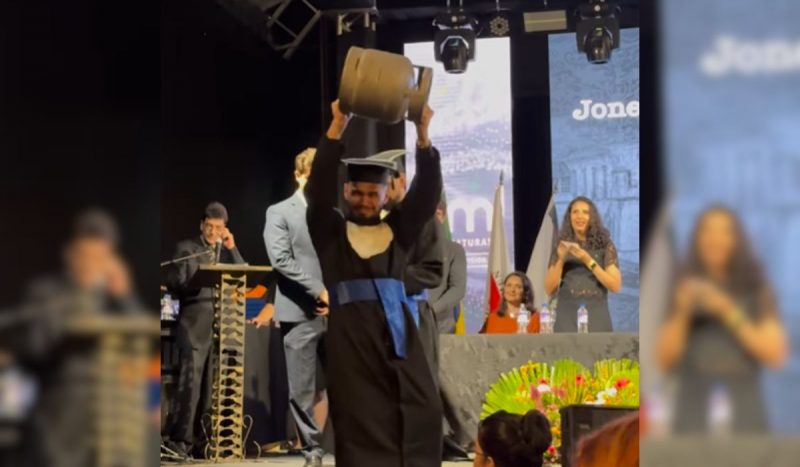 Estudante carrega botijão de gás no ombro durante formatura em homenagem ao pai 