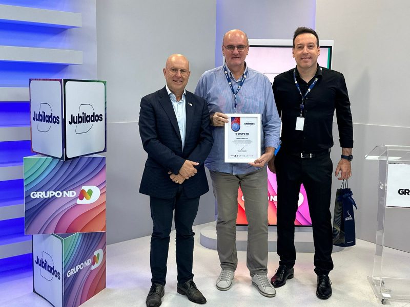 Lideranças do grupo com colaborador jubilado em 2024