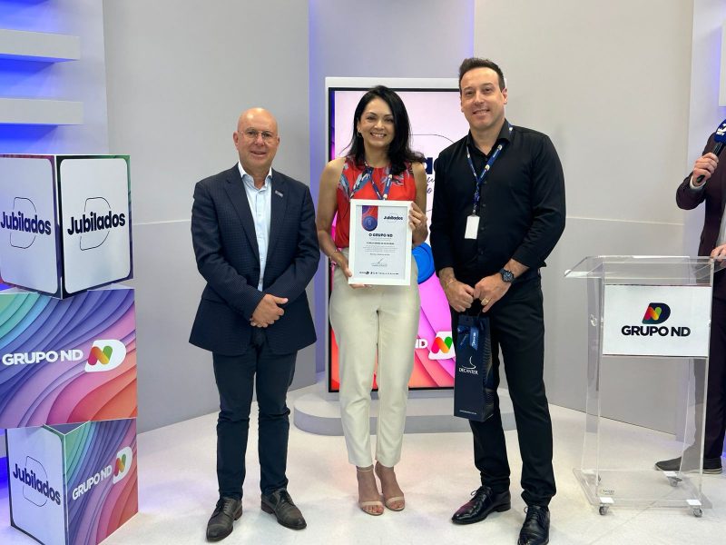 Lideranças do grupo com colaborador jubilado em 2024