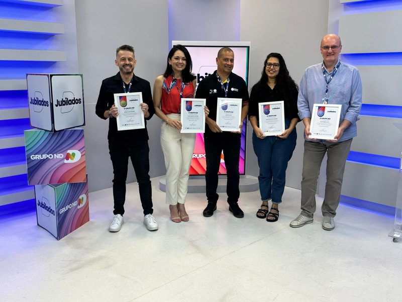 Lideranças do grupo com colaborador jubilado em 2024