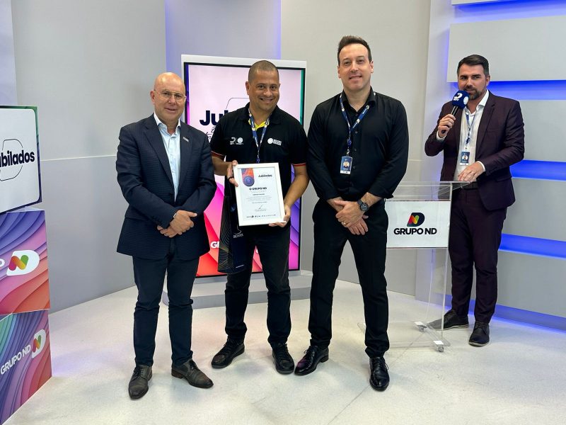 Lideranças do grupo com colaborador jubilado