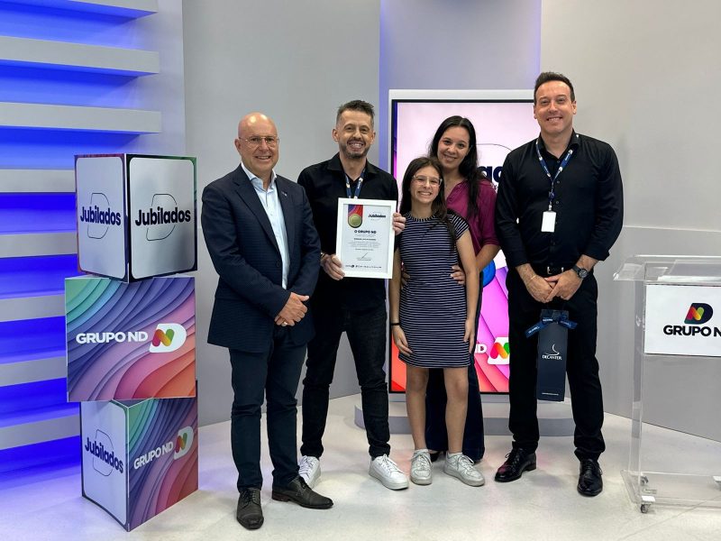 Lideranças do grupo com colaborador jubilado em 2024