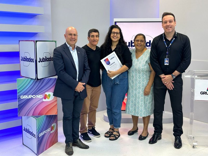 Lideranças do grupo com colaborador jubilado